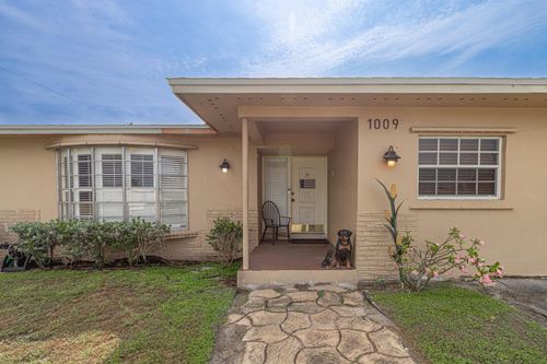1009 Ne 18th St, Belle Glade, FL, 33430-2207 | Card Image