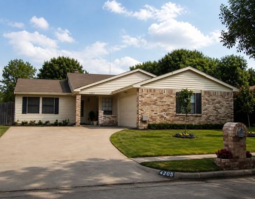 4205 Greencrest Dr, Arlington, TX, 76016-5130 | Card Image