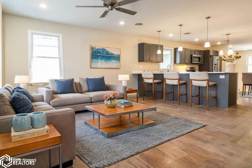 203 Glen Oaks Dr, Clear Lake, IA, 50428-8672 | Card Image