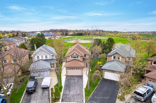 8 Drayglass Crt, Brampton, ON, L6Z4E9 | Card Image