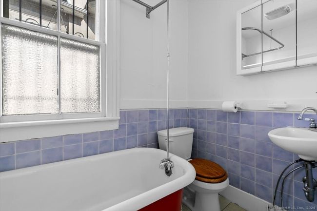 2nd floor rear apartment full bath | Image 31