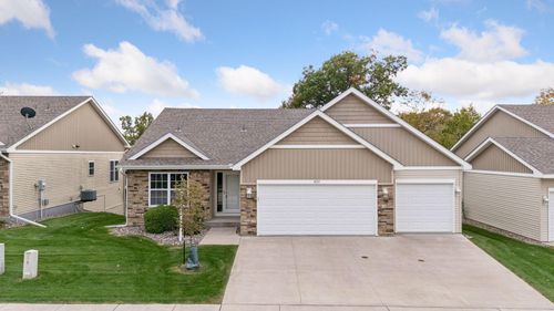 832 Aurora Cir, Red Wing, MN, 55066-1322 | Card Image