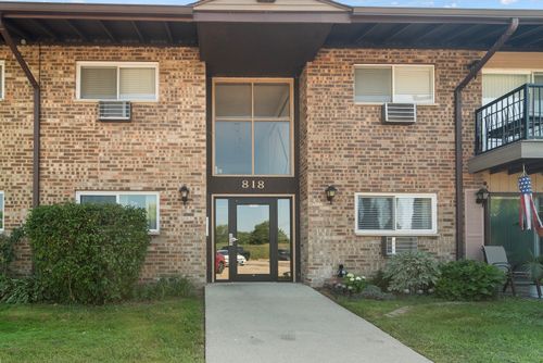 apt-207-818 Old Willow Rd, Prospect Heights, IL, 60070-2115 | Card Image