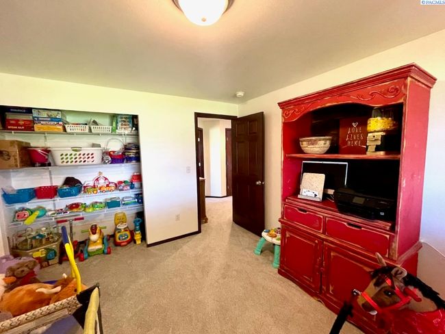 223108 E Perkins Rd, Home with 4 bedrooms, 4 bathrooms and null parking in Kennewick WA | Image 25