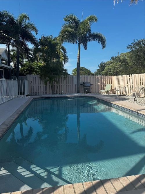 2-4517 Ne 21st Ave, Fort Lauderdale, FL, 33308-4701 | Card Image