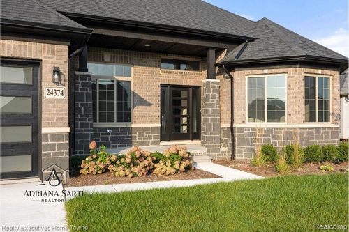 54161 Carrigan Dr, New Baltimore, MI, 48047-5866 | Card Image