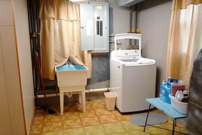 Laundry Area w/ Utility Sink | Image 34