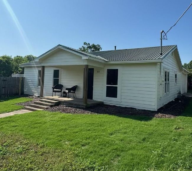 317 W Elm St, House other with 3 bedrooms, 2 bathrooms and null parking in Whitewright TX | Image 4