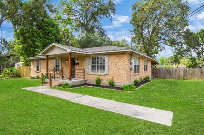 301 E Southland Avenue, House other with 3 bedrooms, 2 bathrooms and null parking in Alvin TX | Image 2