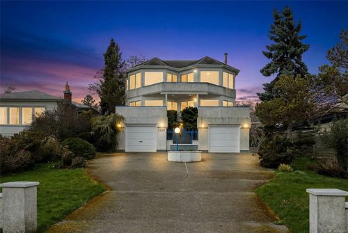 2524 Esplanade, Victoria, BC, V8R2W3 | Card Image