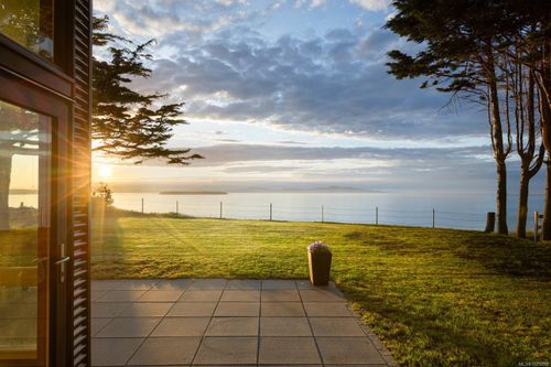 3300 Livesay Rd, Saanichton, BC, V8M1W7 | Card Image