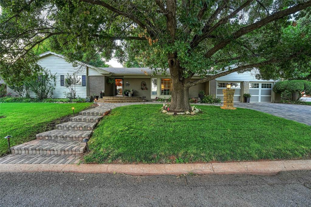Gholston Ave, Clinton, OK 73601