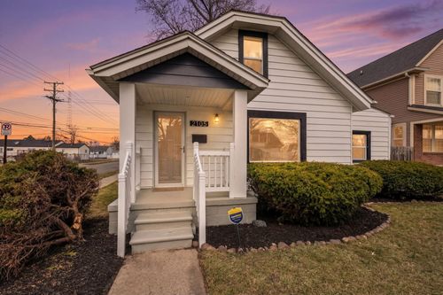 2105 Manatee St, Ferndale, MI, 48220-1579 | Card Image