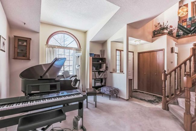 109 Hawkhill Road Nw, Home with 3 bedrooms, 3 bathrooms and 4 parking in Calgary AB | Image 5