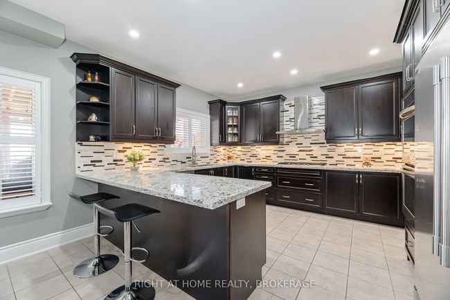 105 Royal Dr West, House other with 6 bedrooms, 5 bathrooms and 4 parking in Brampton ON | Image 13