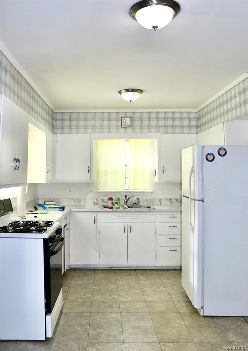 8410 Linden Rd, Swartz Creek, MI, 48473-9112 | Card Image