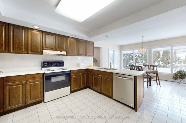 32 Petch Cres, House other with 4 bedrooms, 3 bathrooms and 4 parking in Aurora ON | Image 11