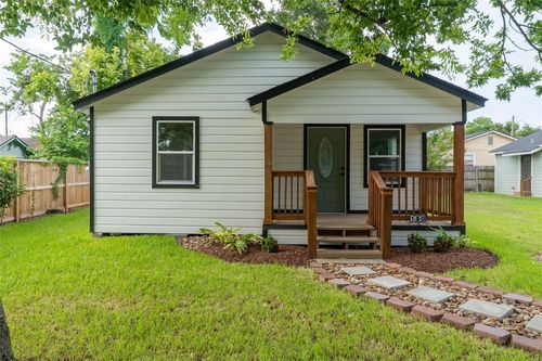 130 E Bernard St, Clute, TX, 77531-4607 | Card Image