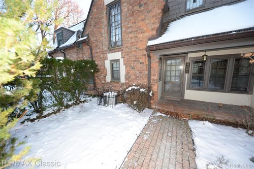 1060 Wimbleton Dr, Birmingham, MI, 48009-7605 | Card Image