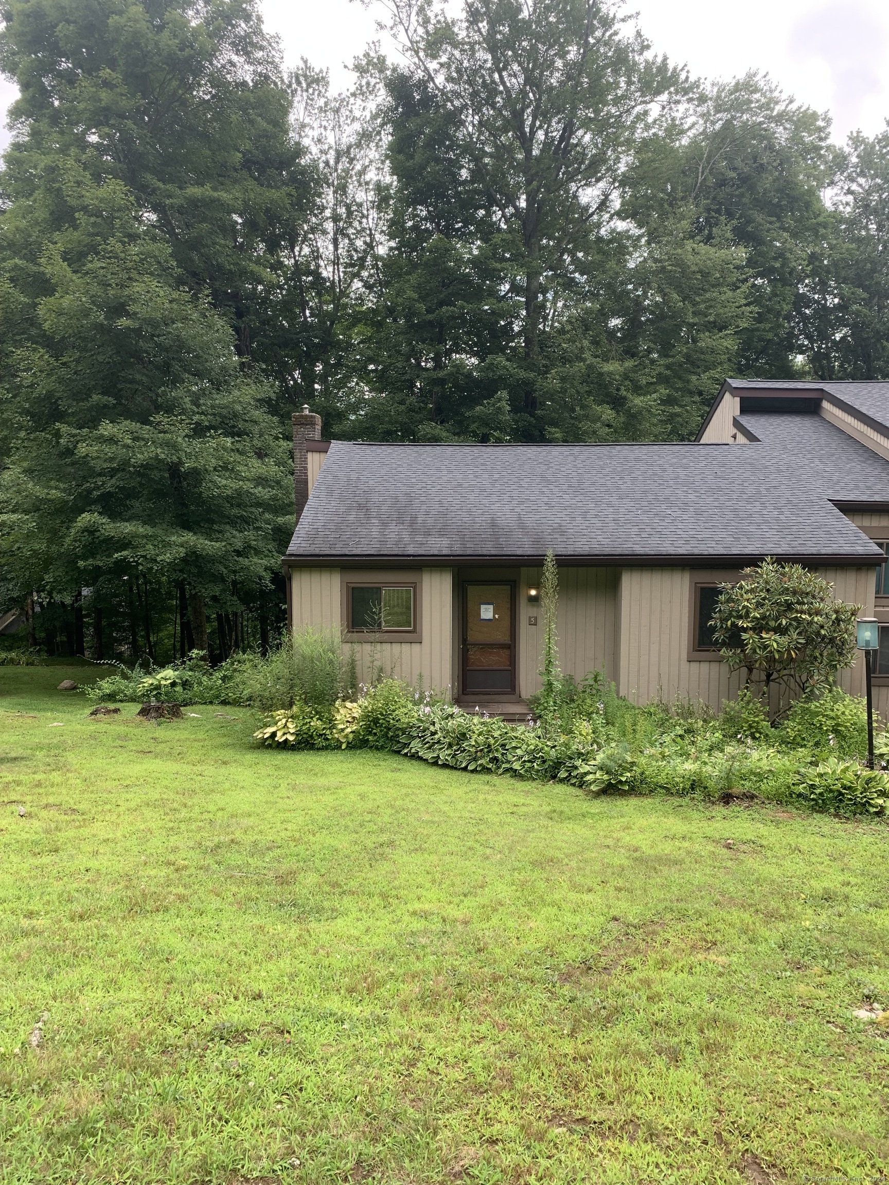Cedar Spring Ln, Woodbury, CT 06798
