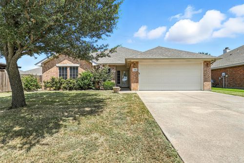 716 Park Ridge Dr, Cleburne, TX, 76033-7179 | Card Image