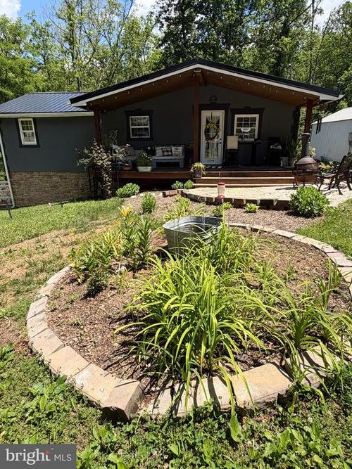 204 Raccoon Ln, GERRARDSTOWN, WV, 25420-3060 | Card Image