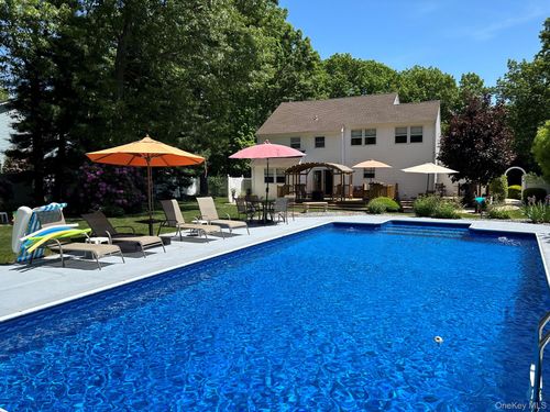 2 Robert Cres, Stony Brook, NY, 11790-3204 | Card Image