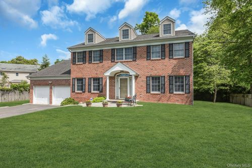 25 Middlesex Ave, Oakdale, NY, 11769-1917 | Card Image