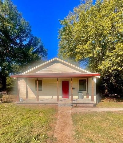 View of front facade with a front lawn and covered porch | Image 1