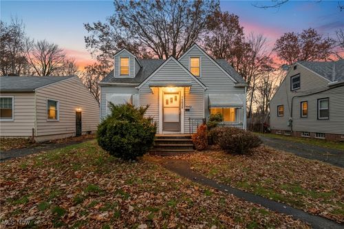 19315 Gladstone Rd, Warrensville Heights, OH, 44122-6627 | Card Image