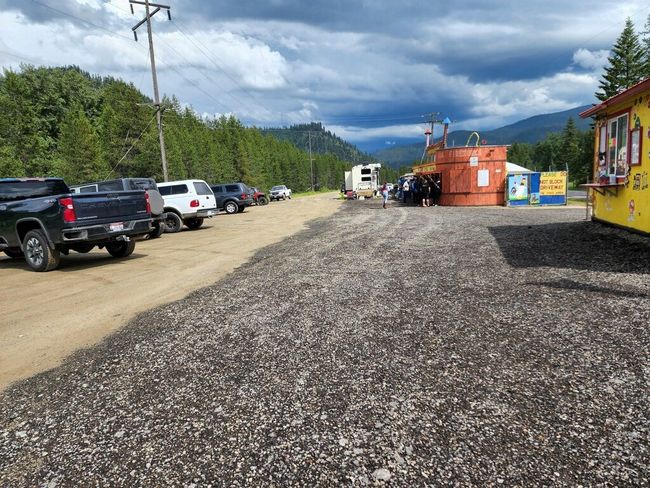 Fireworks stand/parking | Image 63