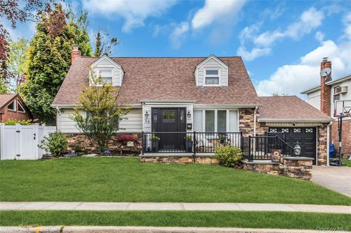26 Herbert Dr, New Hyde Park, NY, 11040-3707 | Card Image