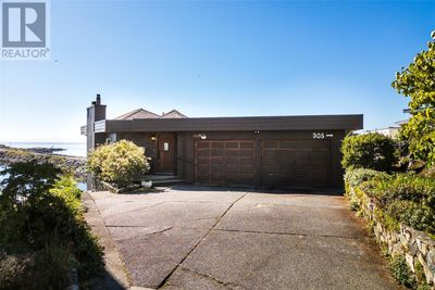 303 Plaskett Pl, Home with 4 bedrooms, 4 bathrooms and 3 parking in Esquimalt BC | Image 3