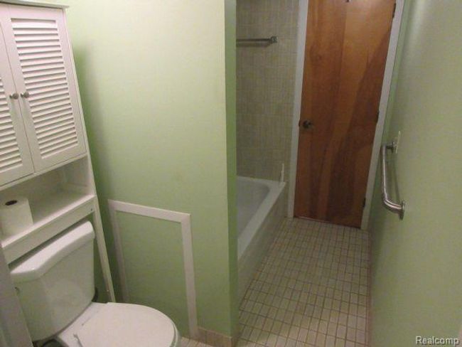 18447 University Park Dr, Condo with 2 bedrooms, 1 bathrooms and null parking in Livonia MI | Image 18