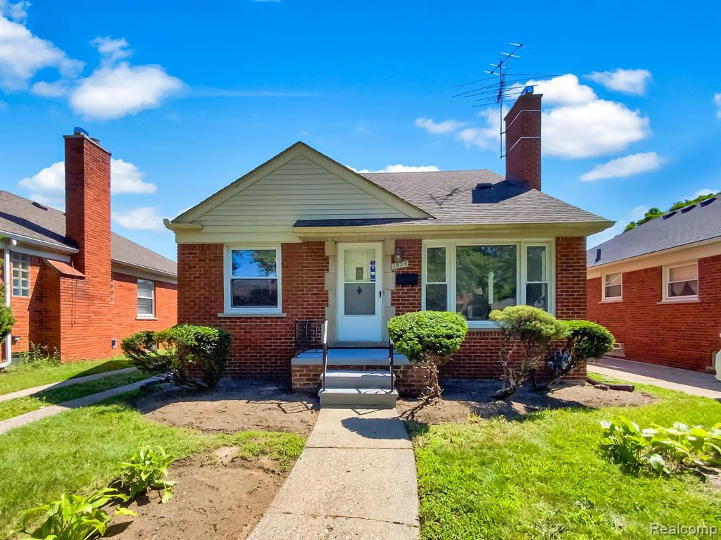 Hollywood Ave, Grosse Pointe Woods, MI 48236