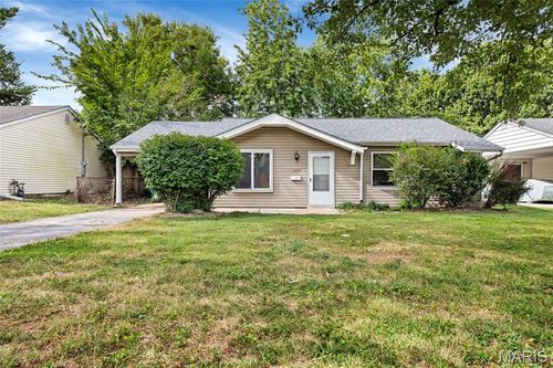 12157 Parkwood Pl, Maryland Heights, MO, 63043-1123 | Card Image