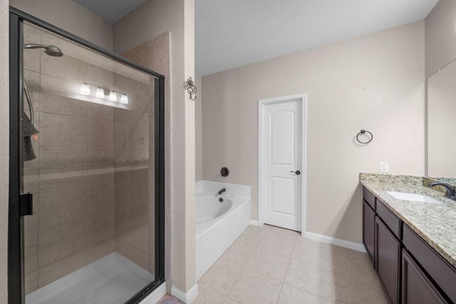Full shower and bath tub | Image 8