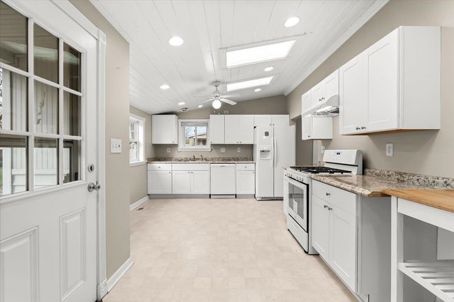22514 Ridgeway St, House other with 2 bedrooms, 2 bathrooms and null parking in Saint Clair Shores MI | Image 11