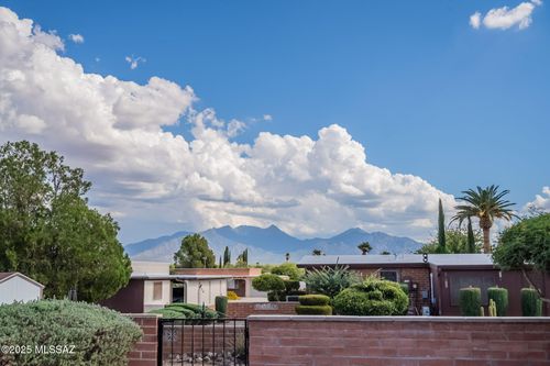 160 E Los Mangos, Green Valley, AZ, 85614-2241 | Card Image