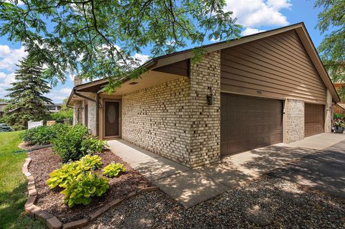 7051 Robinwood Trl, Woodbury, MN, 55125-2845 | Card Image