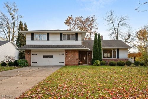 5560 Lansbury Ln, Lyndhurst, OH, 44124-3818 | Card Image