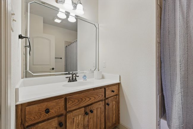 Bathroom with vanity and shower / bath combo | Image 28