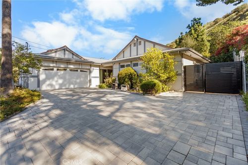 8674 Vine Valley Dr, Sun Valley, CA, 91352-3566 | Card Image