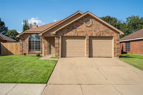 2329 Cromwell Dr, Arlington, TX, 76018-2561 | Card Image