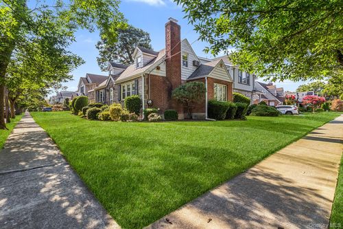 19 Dallas Ave, New Hyde Park, NY, 11040-3912 | Card Image