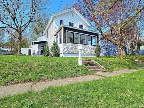 8 1st St, Whitesboro, NY, 13492-1916 | Card Image