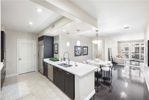 352 Americana Way, Glendale, CA, 91210 | Card Image