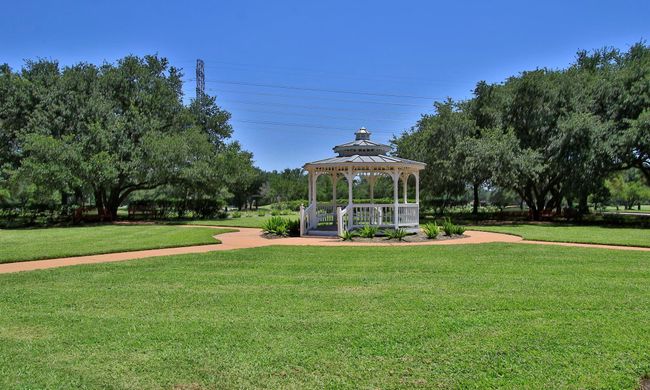 The meticulously maintained grounds are a favorite spot for family photos | Image 41
