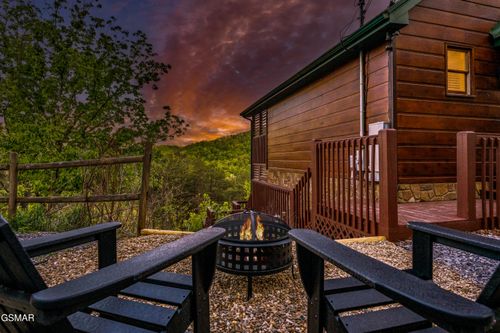 2633 Raccoon Hollow Way, Sevierville, TN, 37862-8164 | Card Image