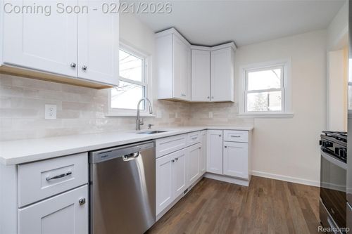 1560 Cambridge Rd, Berkley, MI, 48072-1968 | Card Image